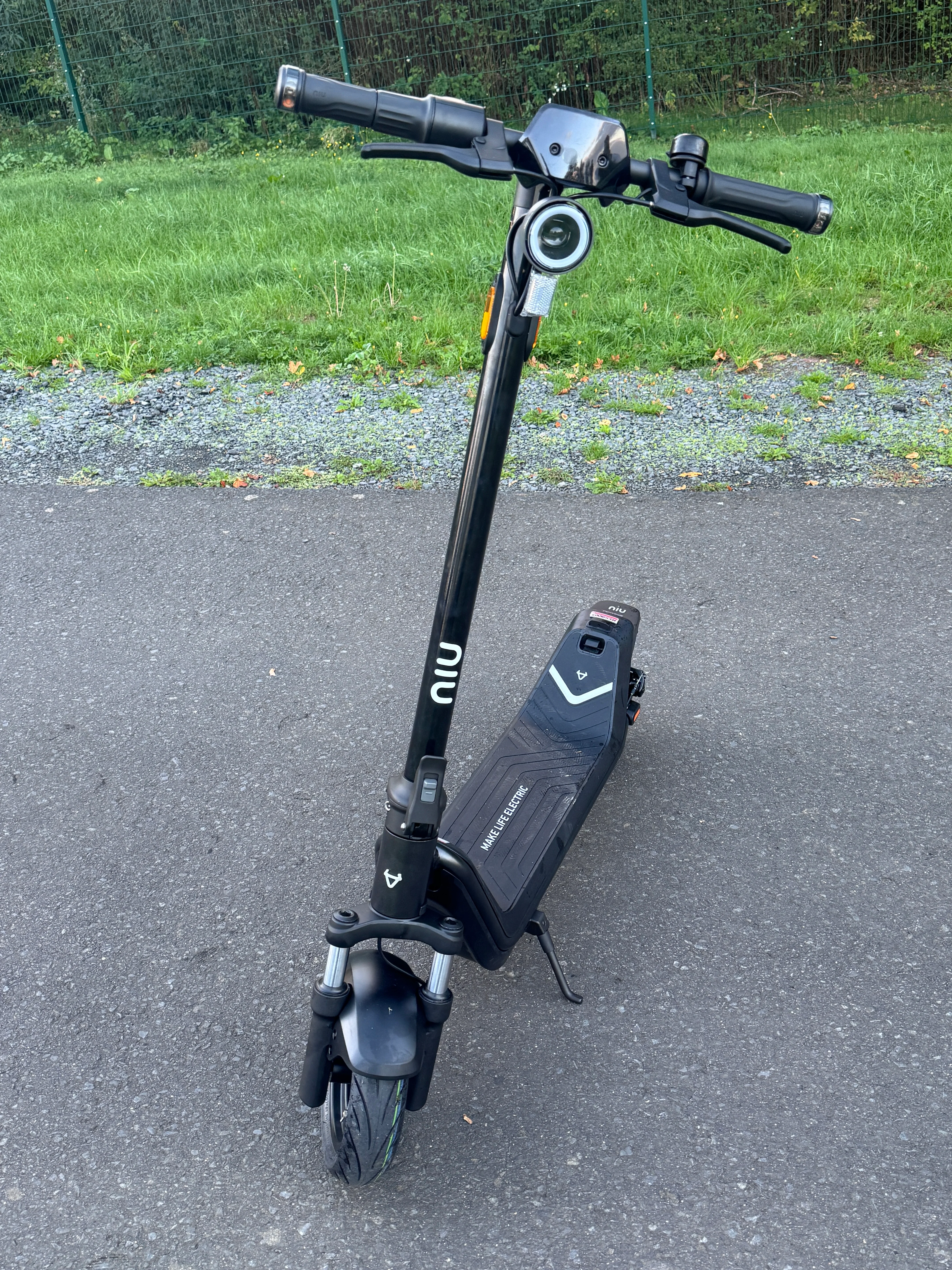 Der Scooter von Vorne mit eingeschaltetem Abblendlicht