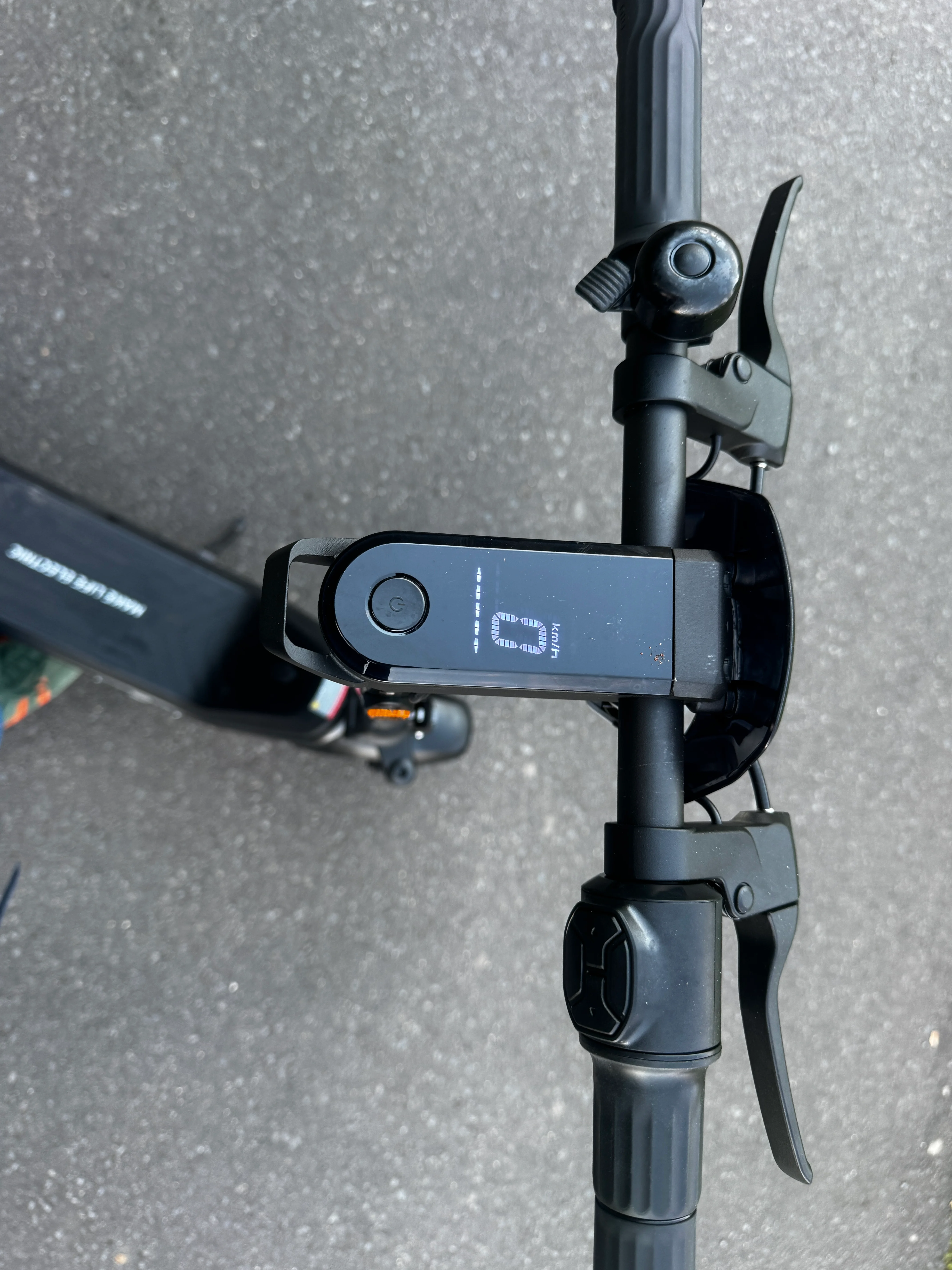 Das Display des Scooters mit der Anzeige der Geschwindigkeit